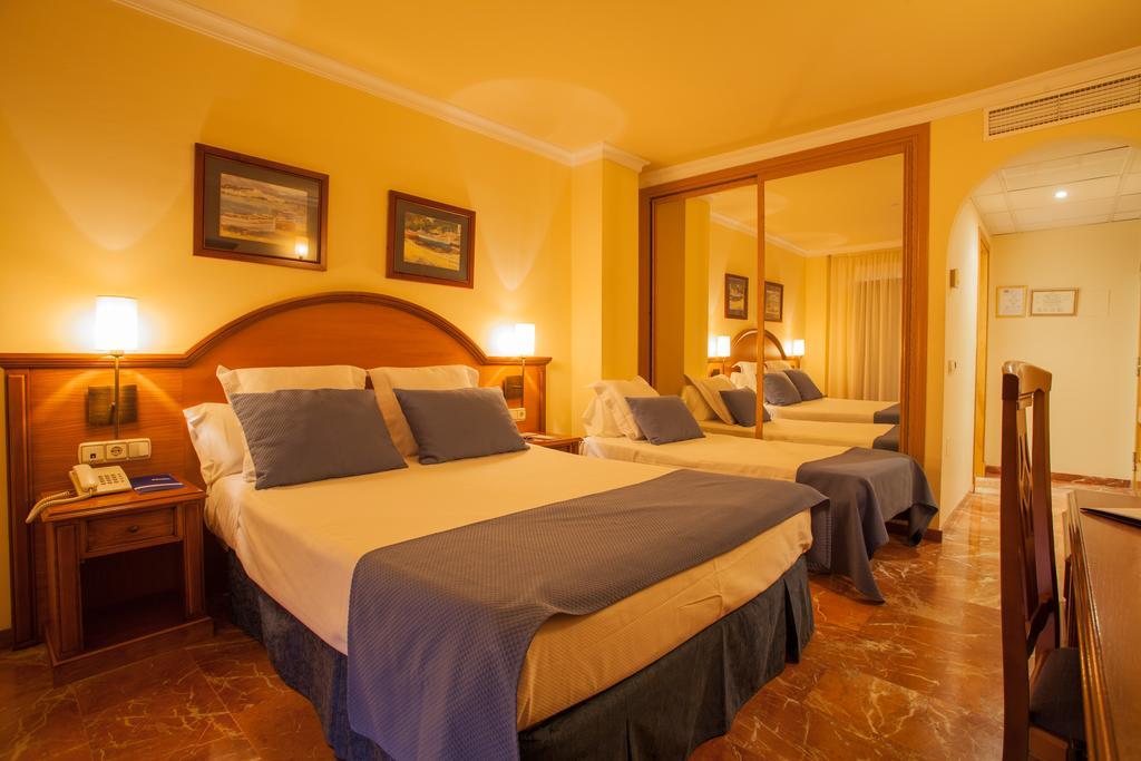 Doppelzimmer mit Zustellbett und seitlichem Meerblick